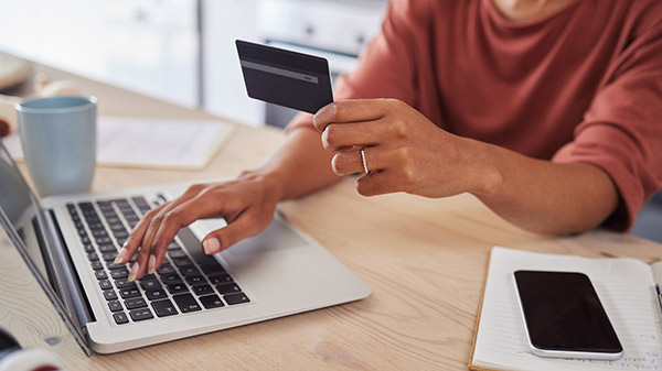 Vrouw doet online aankoop